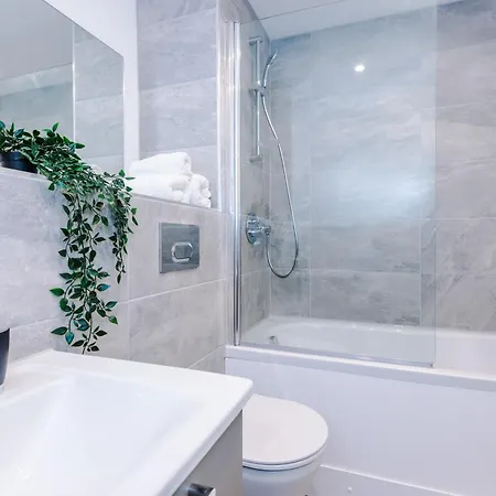 Icona 2 Apartment, With Free Onsite Gym And Secure Parking Apartment *