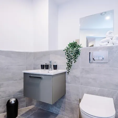 Icona 2 Apartment, With Free Onsite Gym And Secure Parking