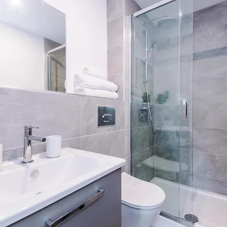 Icona 2 Apartment, With Free Onsite Gym And Secure Parking شقة
