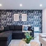 Stylish Centre - Shambles & Minster - Free Secure Parking & Gym Apartment *